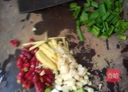 辣排骨炒黄瓜的做法图解2