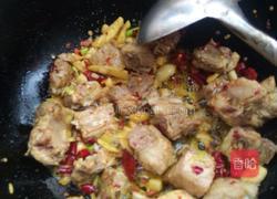 辣排骨炒黄瓜的做法图解3