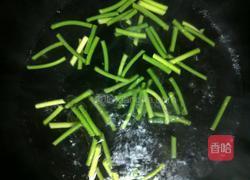 蒜苔炒鱿鱼的做法图解3