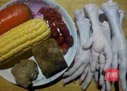 胡萝卜玉米鸡脚汤的做法图解1