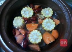 胡萝卜玉米鸡脚汤的做法图解7