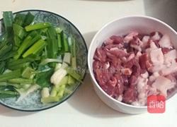蒜叶炒肉的做法图解1