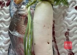 鲫鱼萝卜汤的做法图解1
