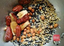 红枣黑米粥的做法图解2