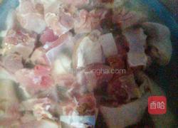 蘑菇炖腊鸡腿的做法图解1