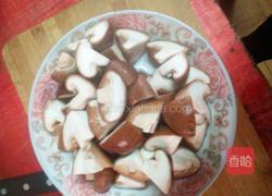 蘑菇炖腊鸡腿的做法图解2