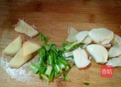 蘑菇炖腊鸡腿的做法图解3