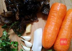 红萝卜炒木耳的做法图解1