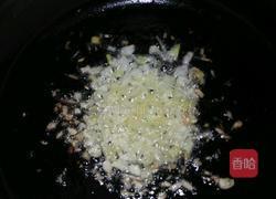 红萝卜炒木耳的做法图解4