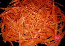 红萝卜炒木耳的做法图解5