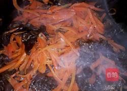红萝卜炒木耳的做法图解7