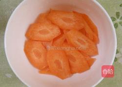 荷兰豆炒胡萝卜的做法图解2