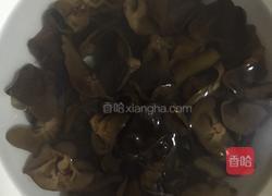 黑木耳炒肉片的做法图解1