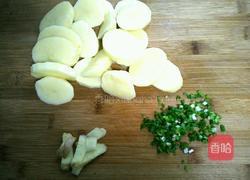 土豆烧鸡翅的做法图解2