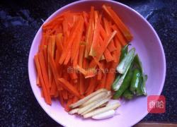 胡萝卜炒肉的做法图解1