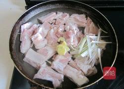 红烧排骨莲藕的做法图解1