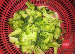 西兰花炒肉片的做法图解1