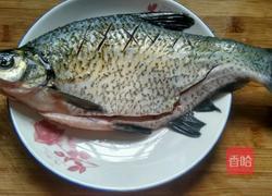 香辣红烧鳊鱼的做法图解1