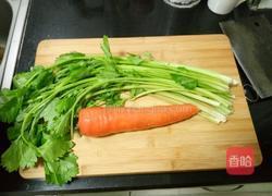 花生米拌芹菜胡萝卜的做法图解1