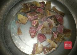 青笋胡萝卜炖腊鸭腿的做法图解2