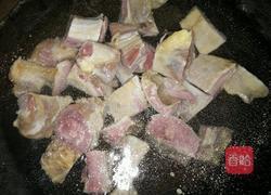 青笋胡萝卜炖腊鸭腿的做法图解3
