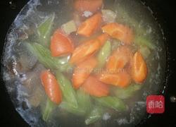 青笋胡萝卜炖腊鸭腿的做法图解7