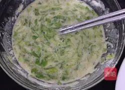 Illustration of how to make lettuce pancakes 4