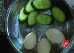 黄瓜鸡蛋饼的做法图解1