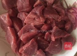 牛肉焖土豆的做法图解1
