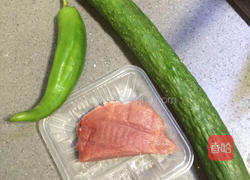 青椒黄瓜炒肉的做法图解1