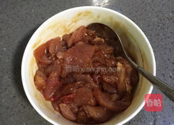 青椒黄瓜炒肉的做法图解2