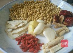 胡萝卜淮山大骨汤的做法图解2