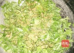 蒸芹菜叶的做法图解1