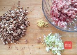 香菇猪肉馄饨的做法图解1