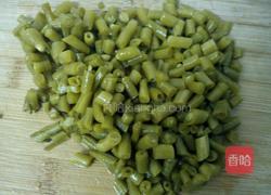 鸭肉鸭肠焖酸豆角的做法图解1