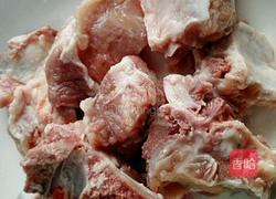 红萝卜山药排骨汤的做法图解3