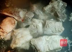 红萝卜山药排骨汤的做法图解5