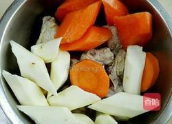红萝卜山药排骨汤的做法图解6