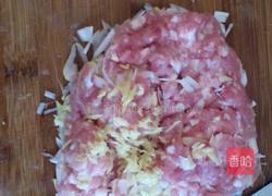 猪肉丸子的做法图解1