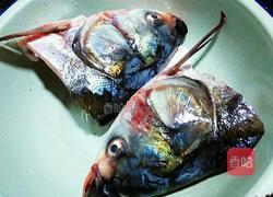 双拼剁椒鱼头的做法图解1