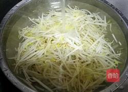 凉拌绿豆芽的做法图解2
