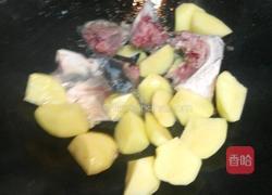 鱼头土豆养生汤的做法图解7