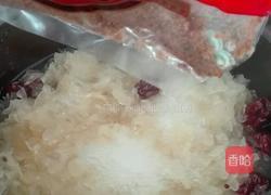 红糖枣子银耳汤的做法图解7