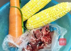 玉米排骨汤的做法图解1