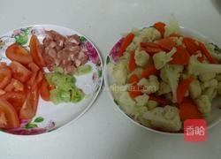 菜花炒西红柿的做法图解1