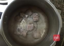 土豆番茄排骨汤的做法图解2