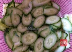 黄瓜炒蛋的做法图解1