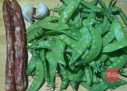 荷兰豆炒腊肠的做法图解1