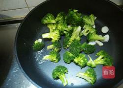 虾仁西兰花的做法图解2