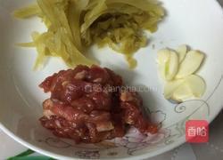 酸菜肉片炒香菇的做法图解2